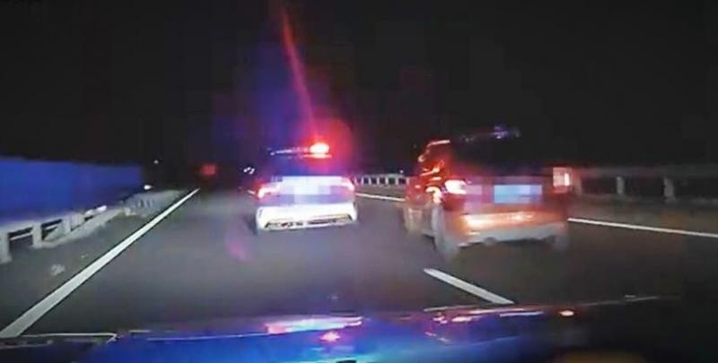 Külföldi autótolvaj került összetűzésbe a rendőrökkel az M5-ös autópályán - videófelvétel tanúsága szerint.