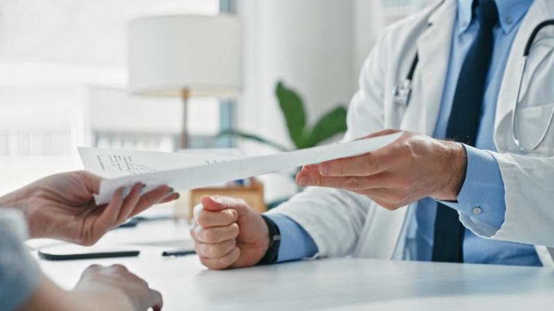 Egészségügyi berendezésekkel üzleteltek illegálisan, több százmilliós nagyságrendű kárt okozva: a csalók komoly üzleteket bonyolítottak, és hosszú börtönbüntetés várhat rájuk - Pénzcentrum.