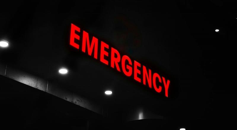 Falat kellett lebontani, és a második emeletről daru segítségével kellett leemelni a súlyosan elhízott, 270 kilós férfit (VIDEÓ).