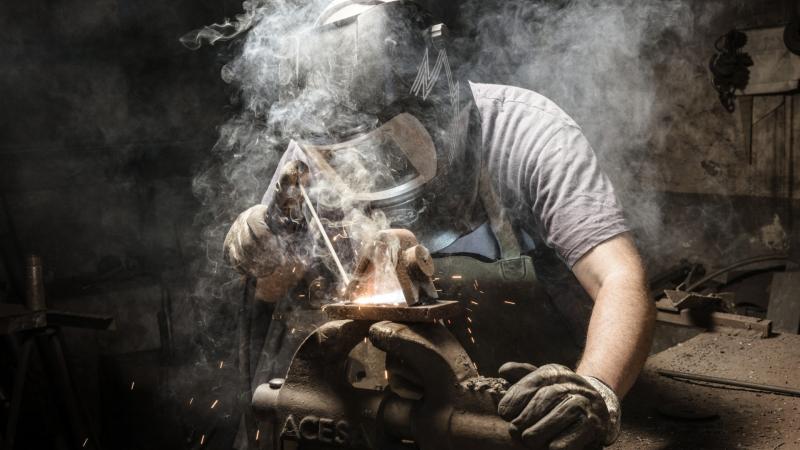 Elvándorlási hullám bontogathatja szárnyait: a kötelező bértranszparencia jelentős hatással lehet a magyar munkavállalók mindennapjaira.