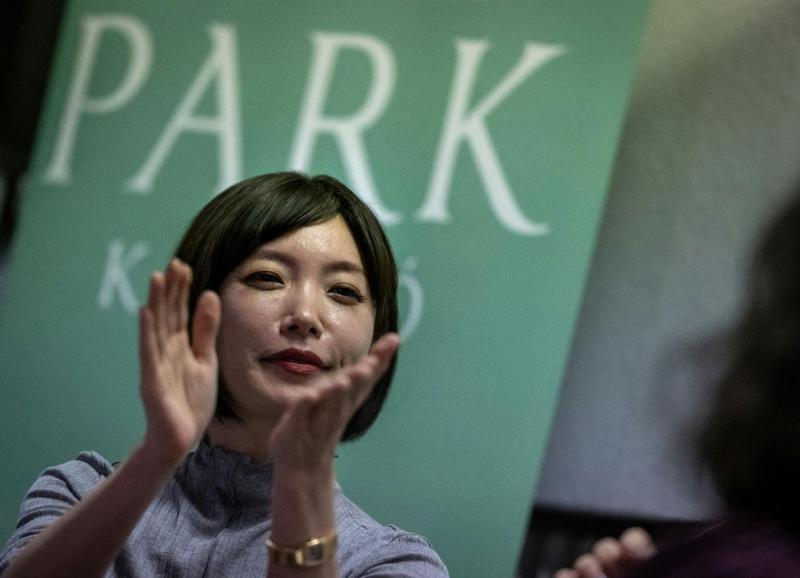 Kavakami Mieko, a neves japán író, arra hívja fel a figyelmet, hogy Jennifer Lawrence beszédstílusa hasonló az oszakaiak japán nyelvhasználatához. Érdemes megfigyelni, hogy Lawrence hogyan alkalmazza a ritmust és a hangsúlyokat angolul, hiszen ezek a nyel