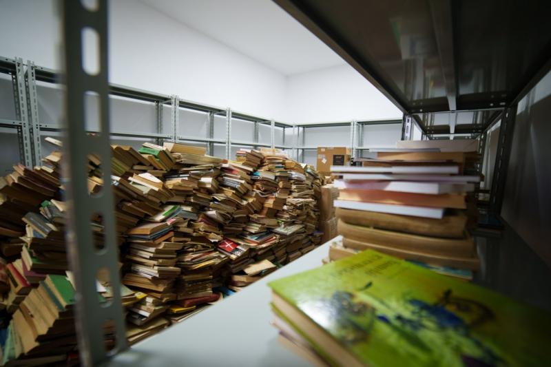 A könyvtárak jövője érdekében elengedhetetlen egy újfajta szemlélet kialakítása, amely lehetővé teszi, hogy ezek az intézmények ne csupán könyvek tárolására szolgáló helyszínek legyenek. A könyvtáraknak aktív közösségi térként kell funkcionálniuk, ahol a 