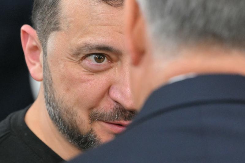 Zelenszkij véleménye szerint Orbán nem igazán szándékozik sok jót tenni az ukránok érdekében, de ennek ellenére nyitott arra, hogy Budapesten tárgyalásokat folytasson.