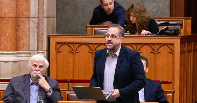 A Demokrata beszámolója szerint Vajda Zoltán, az MSZP politikusa, különleges matematikaórát tartott az Országgyűlés falai között.