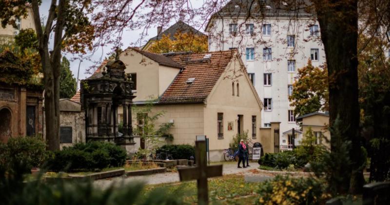 Morbid divathullámot hódítanak meg a német látogatók a temetőkben.