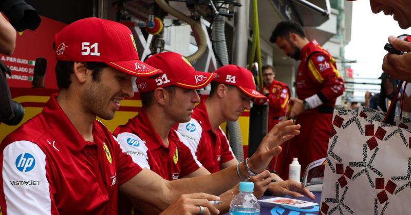 A Ferrari bejelentette, hogy meghosszabbította brit versenyzője szerződését, ezzel biztosítva, hogy a pilóta továbbra is a csapat színeiben versenyezzen a következő idényben.