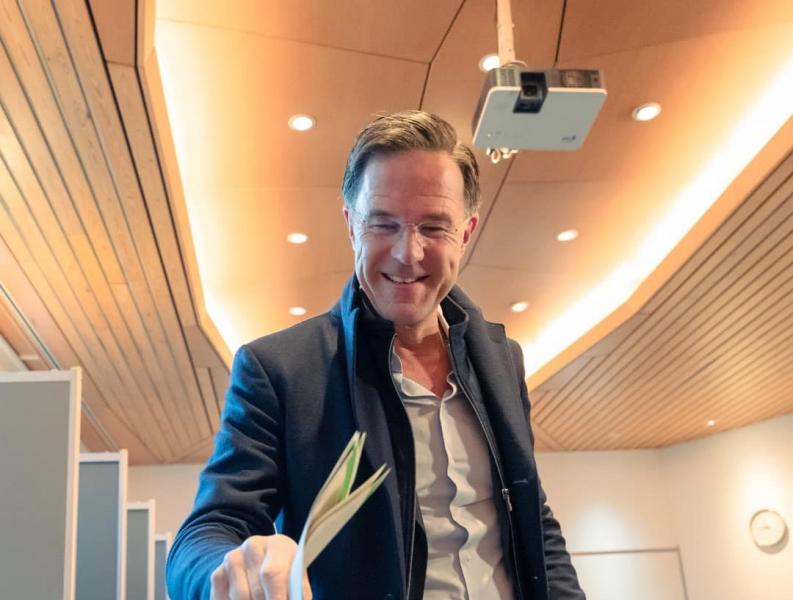 Az amerikai csapatok létszámának csökkentéséről szóló bejelentést követően a NATO főtitkára Romániába utazik.