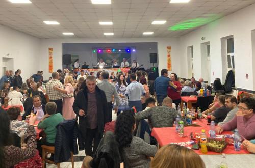 Zimándújfaluban fergeteges szüreti mulatságot tartottak, ahol a helyi közösség összegyűlt, hogy együtt ünnepeljék az őszi betakarítást. Az esemény kellemes hangulatban zajlott, tele vidámsággal, zenével és finom helyi ínycsiklandóságokkal. Az emberek hagy