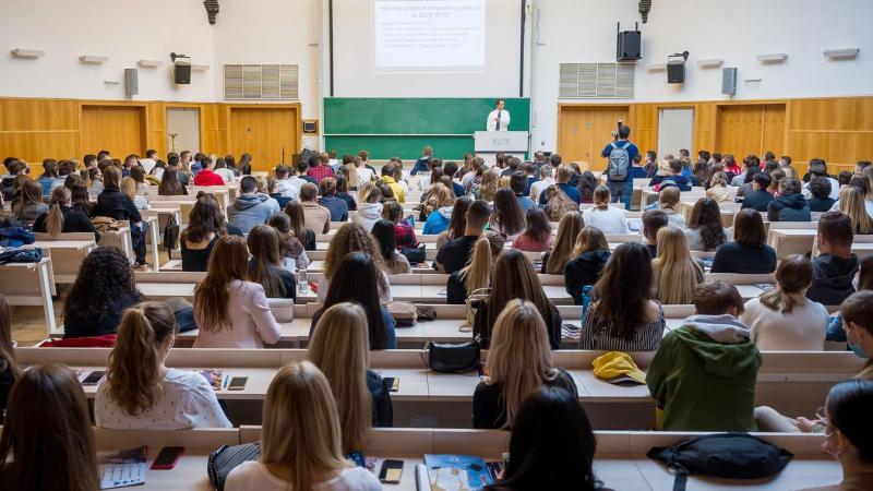 A munka világában radikális átalakulás ment végbe: a fiatal generáció igényei és elvárásai teljesen új dimenziókat nyitottak. Ma már nem csupán a jövedelem számít, hanem a munkahelyi környezet, a rugalmasság és a fejlődési lehetőségek is kulcsfontosságúak