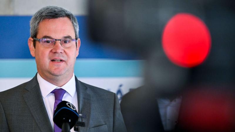 A tiszai szürreális világ újabb fejezete bontakozik ki: az államtitkár éles szavakkal tüzelte meg a megfutamodó Magyar Pétert (VIDEÓ).