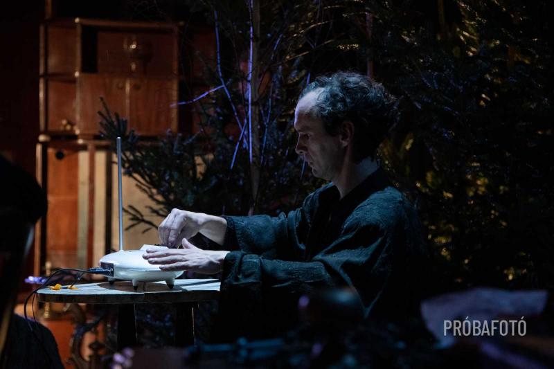 Színházi világpremier: Sepsiszentgyörgyön a neves rendező, Radu Afrim egy különleges öko-románcot állított színpadra, amely a székely kultúra gazdagságát és természeti értékeit ünnepli.